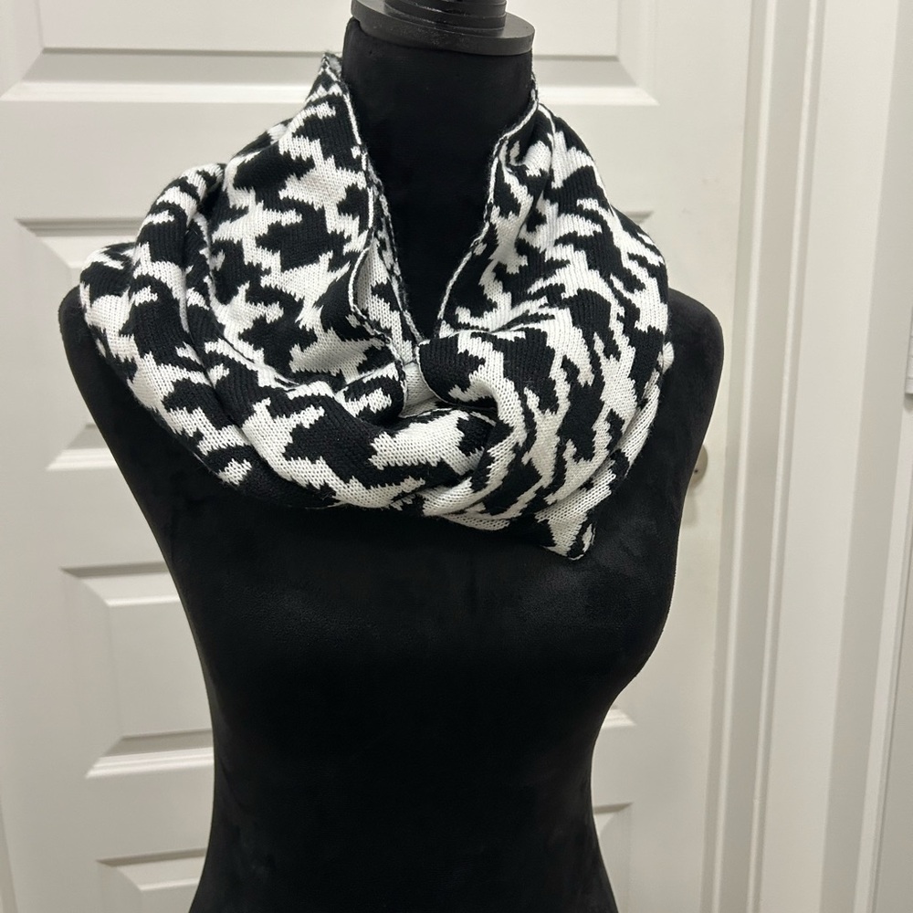 GAP Monochrome Houndstooth Scarf